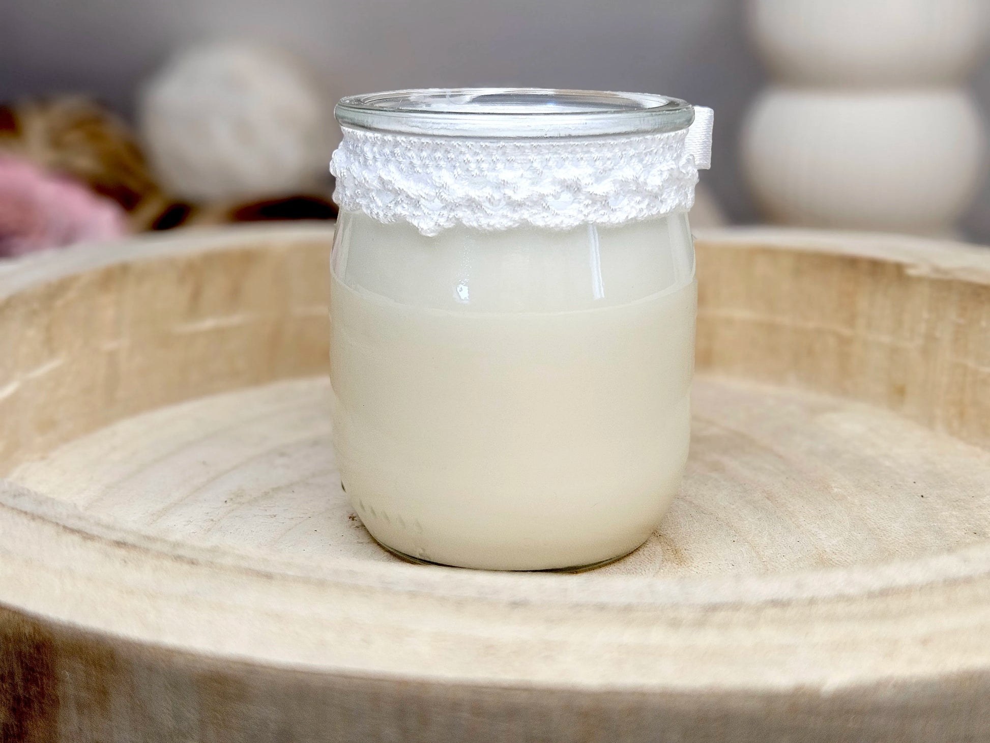 Vue arrière de la bougie Lait de Riz montrant le pot en verre givré et la pureté de la cire naturelle.