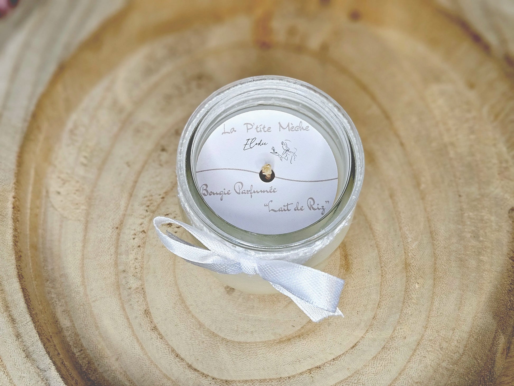 Détail de l'opercule de protection "La P'tite Mèche" sur la bougie parfumée Lait de Riz.
