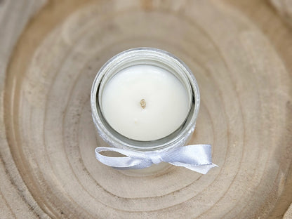 Vue aérienne d'une bougie artisanale au lait de riz montrant la mèche centrale et la texture lisse de la cire végétale blanche.
