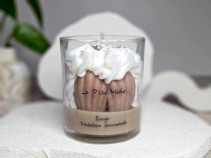 Grande bougie 190g parfum Madeleine, décorée d'une madeleine en cire et d'une chantilly onctueuse, fabrication artisanale française.