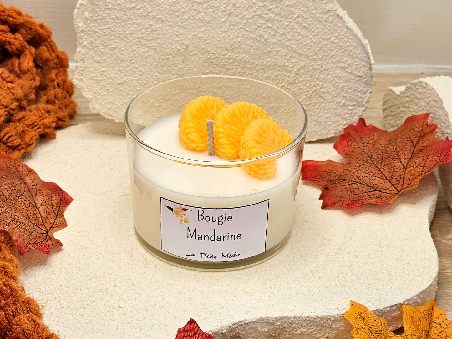 Bougie Mandarine – Vue 3/4 haut montrant la cire artisanale et le parfum fruité naturel