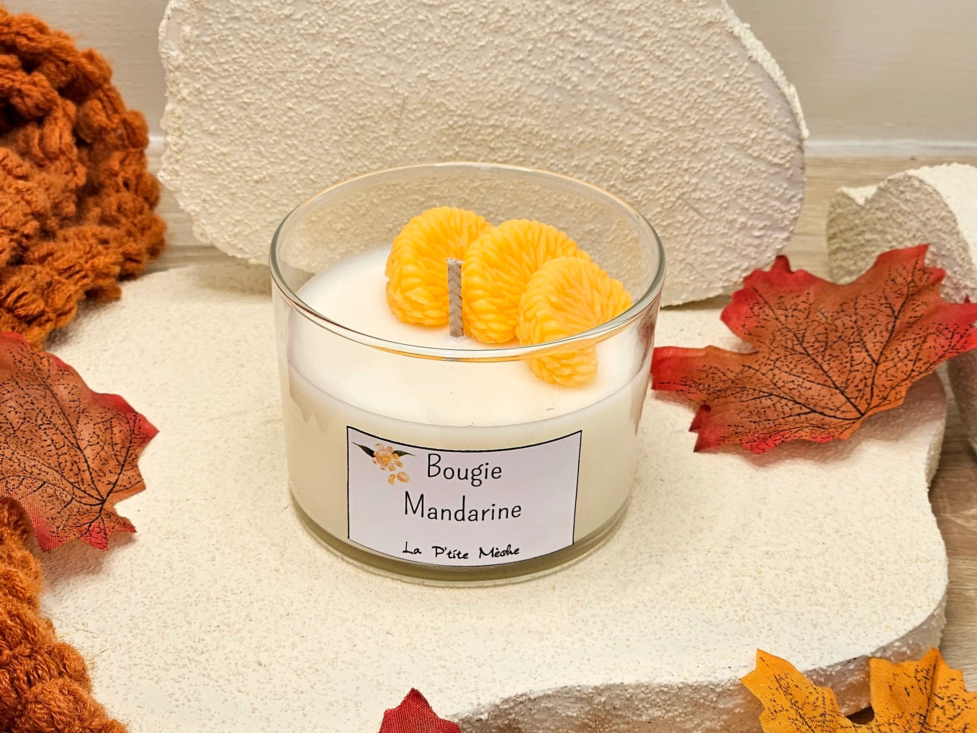 Bougie Mandarine – Vue 3/4 haut montrant la cire artisanale et le parfum fruité naturel