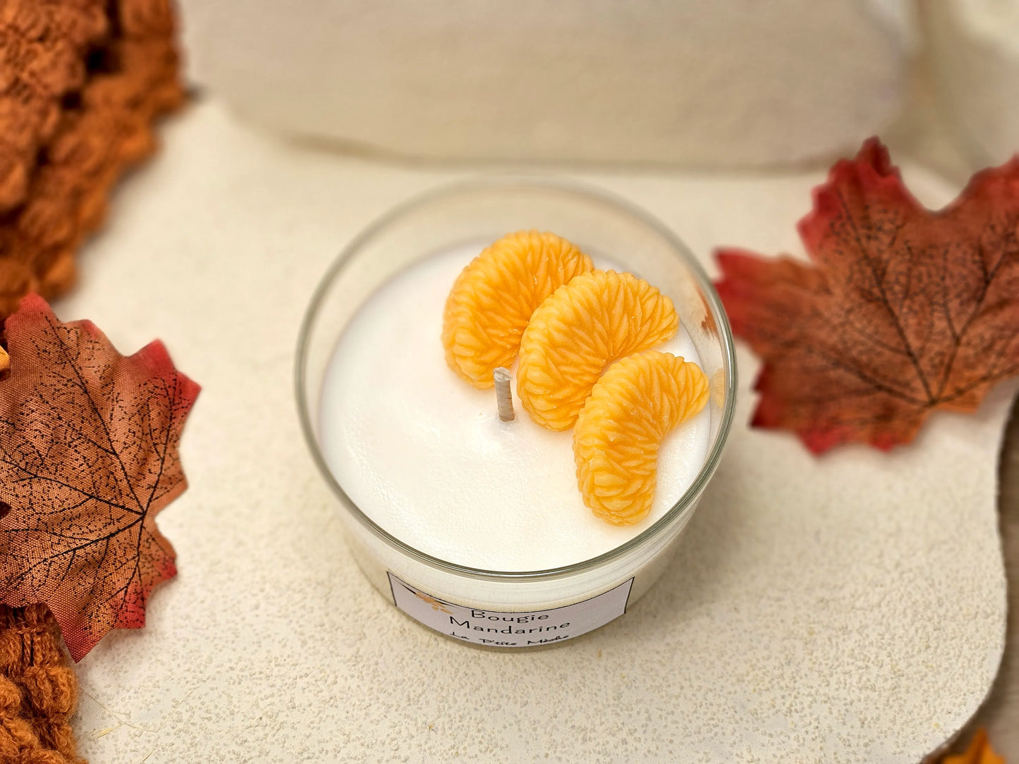 Bougie Mandarine vue du dessus – détails de la cire blanche et effet lumineux du parfum fruité