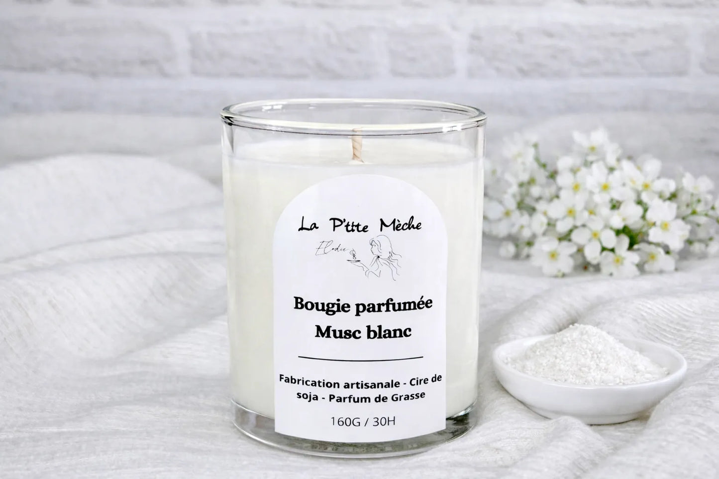 Bougie parfumée artisanale Musc blanc La P'tite Mèche, parfum de Grasse doux et poudré, cire de soja naturelle, décor fleurs blanches