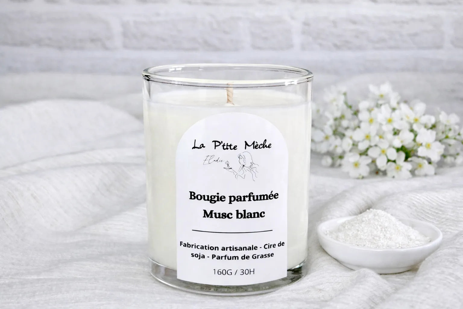 Bougie parfumée artisanale Musc blanc La P'tite Mèche, parfum de Grasse doux et poudré, cire de soja naturelle, décor fleurs blanches