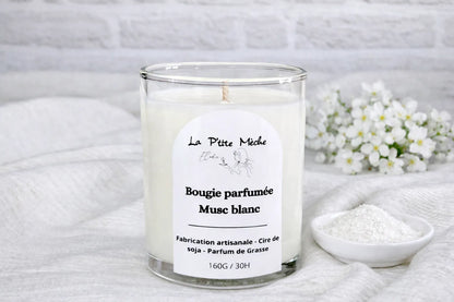 Bougie parfumée artisanale Musc blanc La P'tite Mèche, parfum de Grasse doux et poudré, cire de soja naturelle, décor fleurs blanches