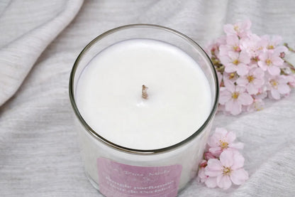 Vue du dessus d'une bougie blanche artisanale Fleur de Cerisier, mèche coton et cire végétale, ambiance zen et printanière