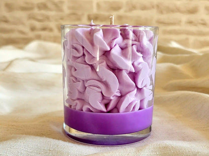 Bougie naturelle au Lilas vue de dos, pot en verre transparent et mèche coton.