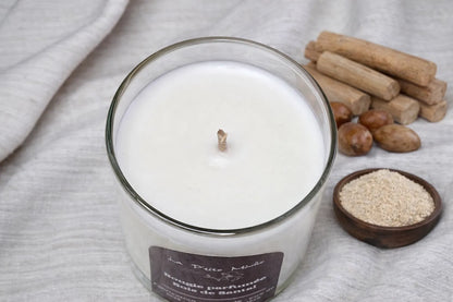 Gros plan mèche coton et cire de soja blanche d'une bougie naturelle Bois de Santal vue du dessus, poudre de santal en arrière-plan
