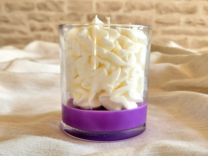 Bougie naturelle à la Violette garantie sans phtalates, pot en verre transparent réutilisable.