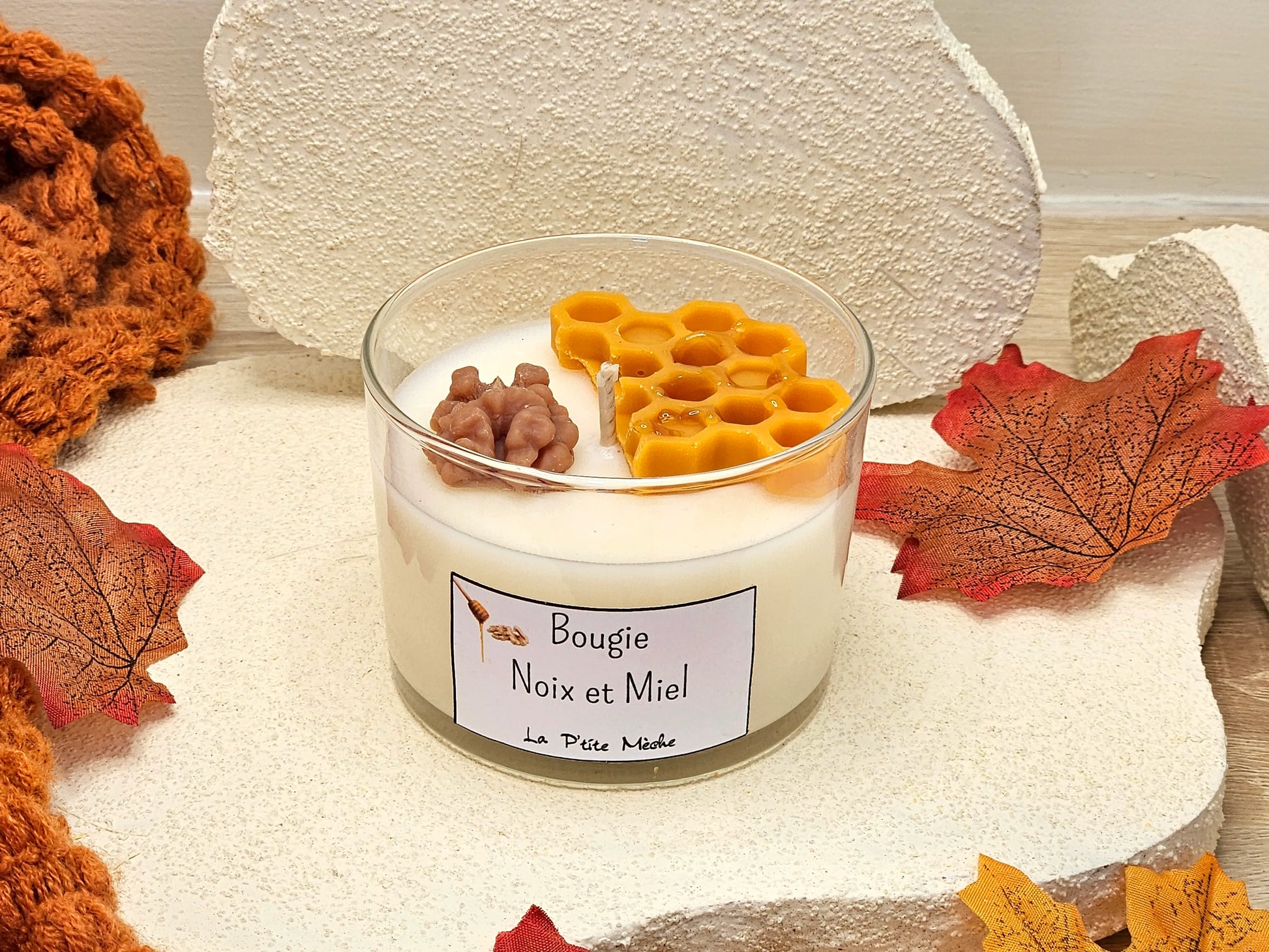 Bougie parfumée Noix & Miel – perspective 3/4 mettant en avant la décoration artisanale et le cerneau de noix
