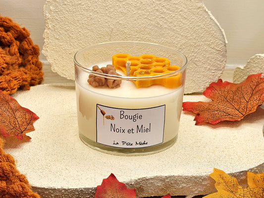Bougie artisanale Noix & Miel – vue frontale avec décor alvéoles de cire d’olive et noix
