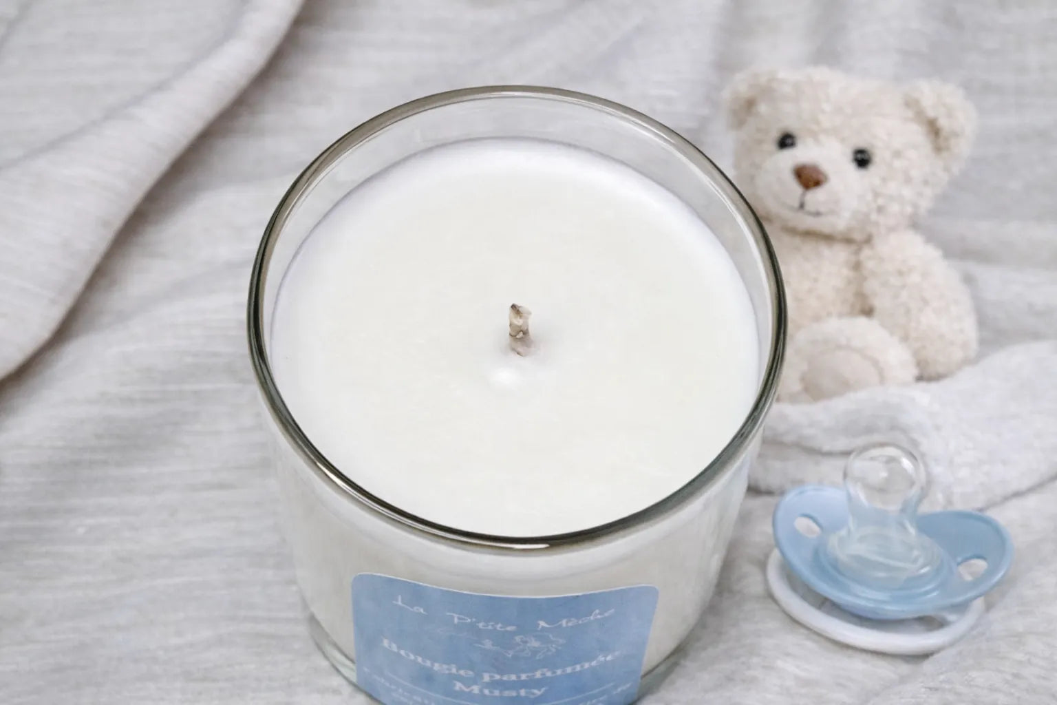 Détail d'une bougie blanche Musty vue du dessus, cire de soja naturelle et mèche coton dans son contenant en verre