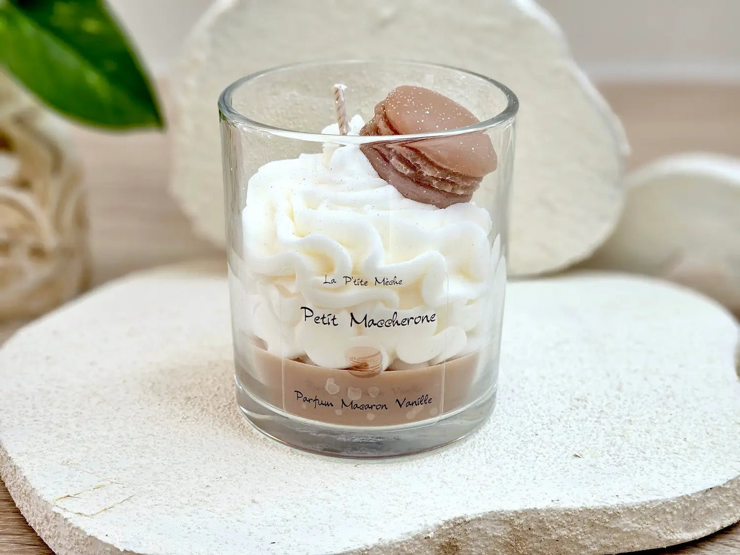 Grande bougie gourmande 190g parfum Macaron Vanille, dôme de chantilly de cire et macaron décoratif, idée cadeau femme original.