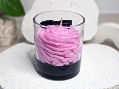 Vue arrière de la bougie Orchidée Noire montrant le contraste entre la base sombre et la chantilly rose onctueuse.