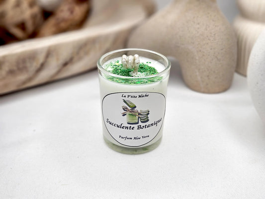 Bougie P'tite Classique - Bougie Artisanale Naturelle parfum Aloe Vera, vue 3/4 face. Une fragrance fraîche et apaisante, idéale pour apporter une touche de sérénité et de fraîcheur à votre intérieur. | Laptitemeche.com