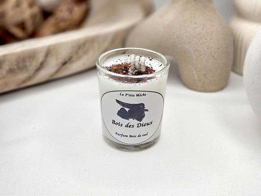 Bougie P'tite Classique - Bougie Artisanale Naturelle parfum Bois de Oud, vue 3/4 face. La richesse du bois de oud fusionne avec des notes épicées et profondes pour une ambiance chaleureuse et mystique. | La P'tite Mèche - Laptitemeche.com