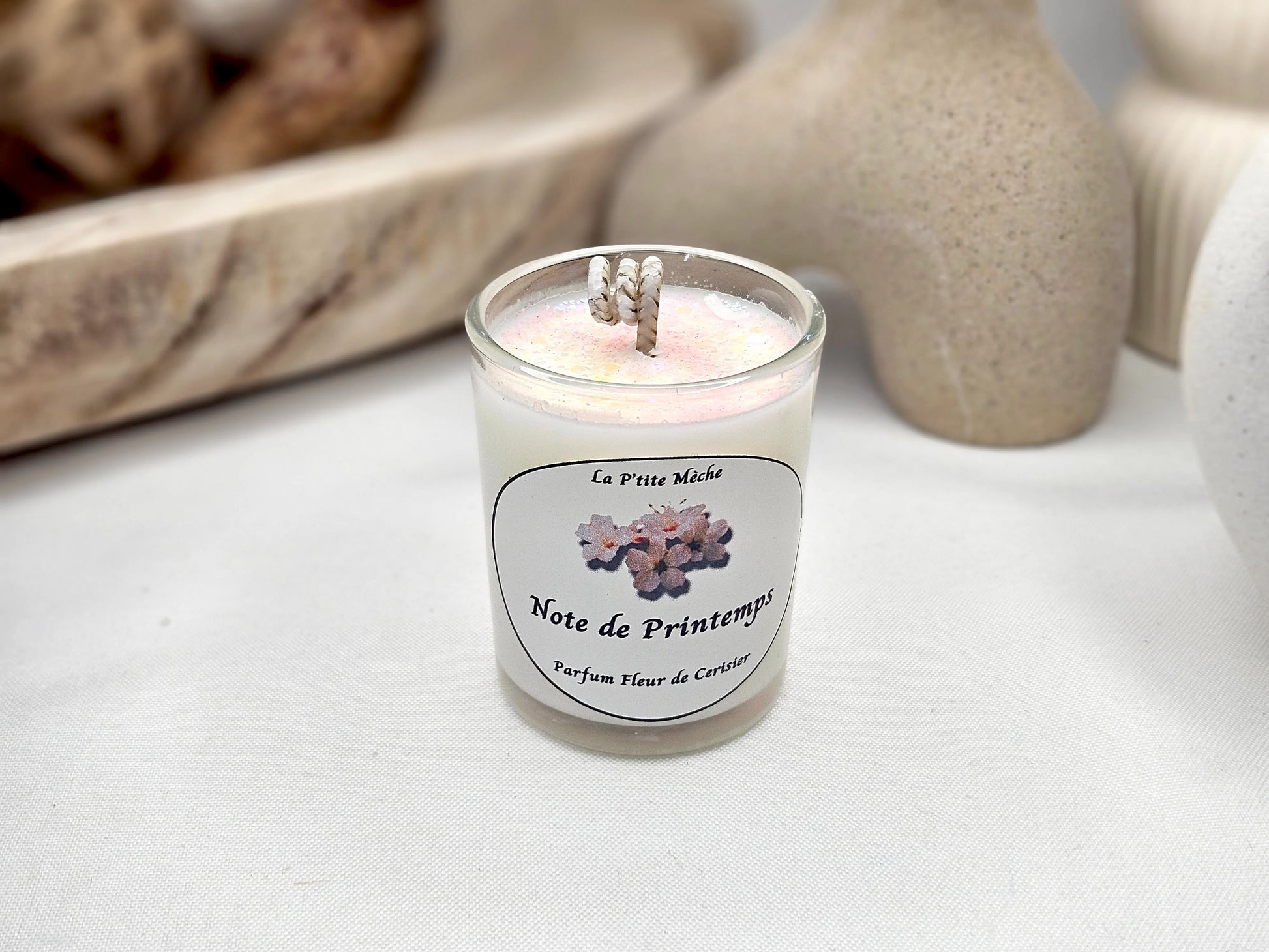Bougie P'tite Classique - Bougie Artisanale Naturelle parfum Fleur de Cerisier, vue 3/4 face. La douceur florale de la fleur de cerisier se mêle à des notes légères et délicates, apportant une ambiance printanière douce et rafraîchissante. | La P'tite Mèche - Laptitemeche.com