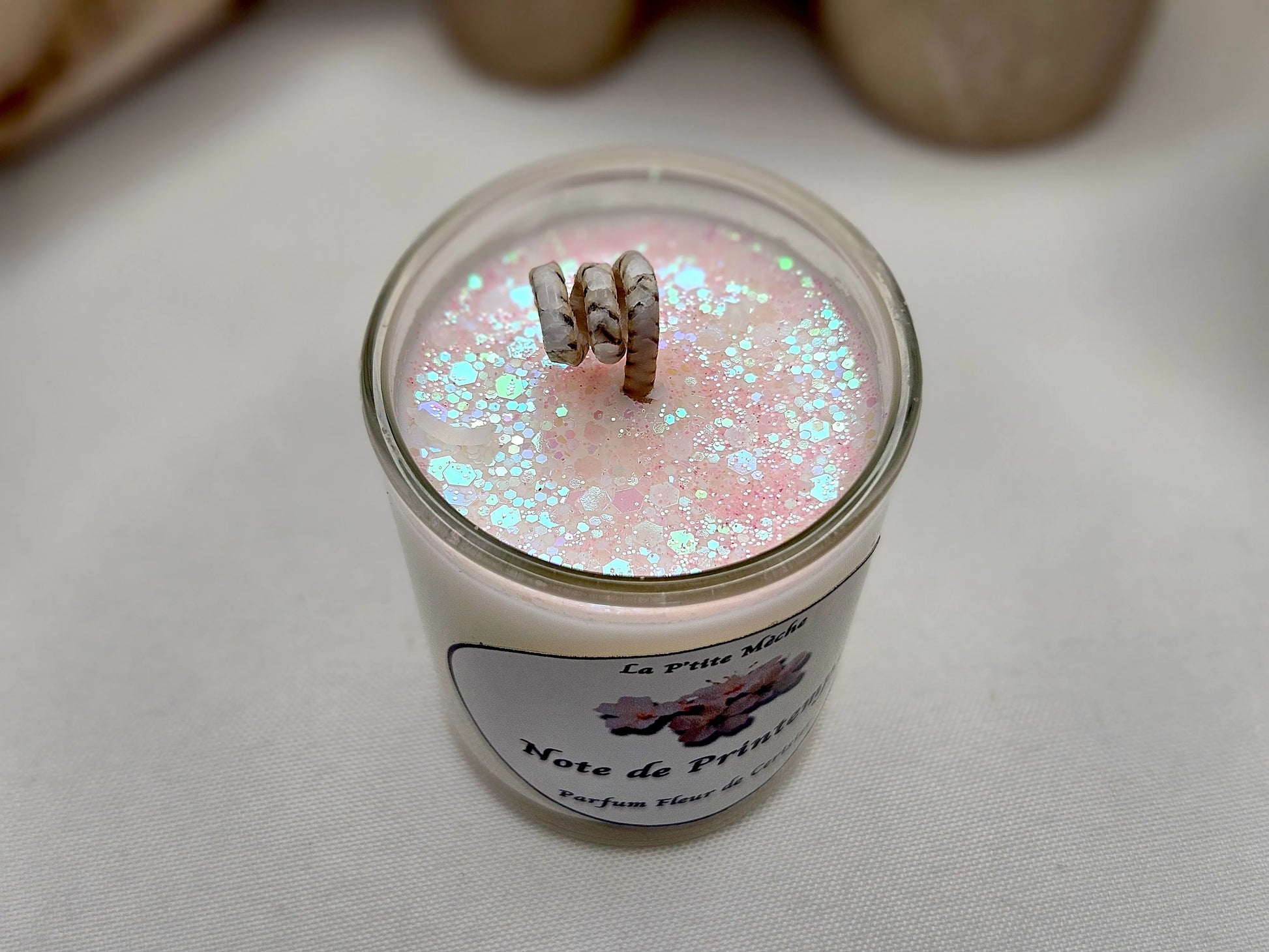Bougie La P'tite Classique - Bougie Artisanale Naturelle parfum Fleur de Cerisier, vue du haut. Une fragrance florale et douce qui parfume délicatement l'air, créant une atmosphère paisible et printanière. | La P'tite Mèche - Laptitemeche.com