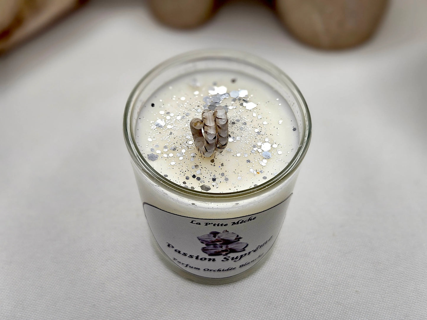 Bougie La P'tite Classique - Bougie Artisanale Naturelle parfum Orchidée Blanche, vue du haut. Un parfum floral frais et élégant qui parfume l'air de façon subtile et délicate, créant une ambiance tranquille et raffinée. | La P'tite Mèche - Laptitemeche.com