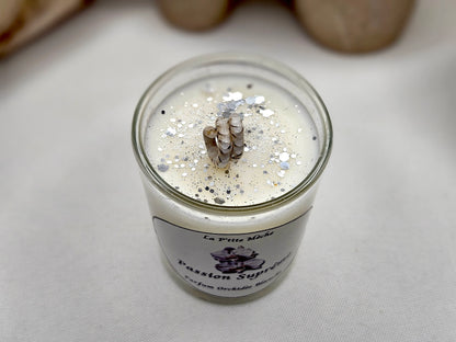 Bougie La P'tite Classique - Bougie Artisanale Naturelle parfum Orchidée Blanche, vue du haut. Un parfum floral frais et élégant qui parfume l'air de façon subtile et délicate, créant une ambiance tranquille et raffinée. | La P'tite Mèche - Laptitemeche.com