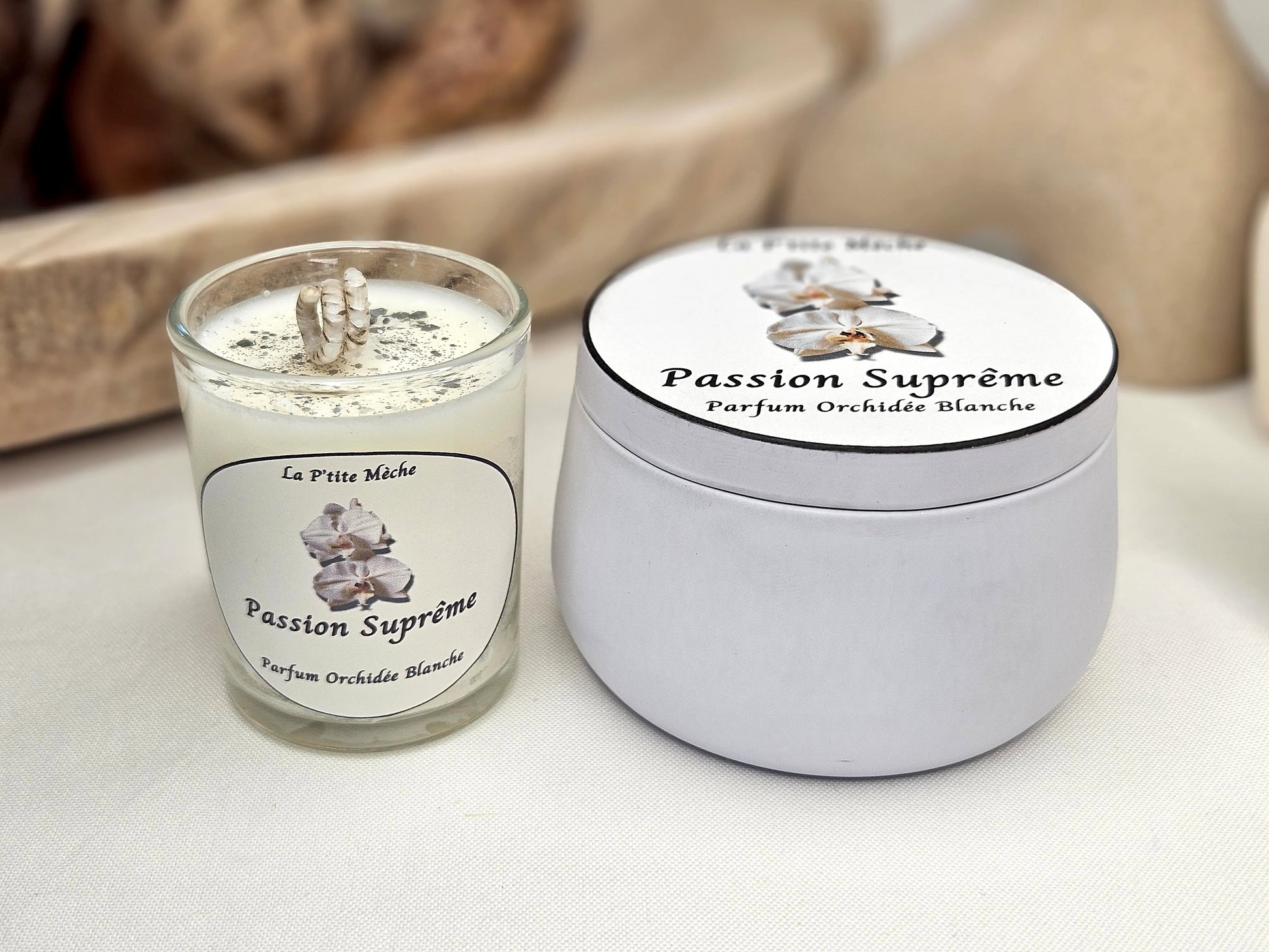 Bougie La P'tite Classique et Bougie La Classique - Bougie Artisanale Naturelle parfum Orchidée Blanche, vues 3/4 face. Un parfum floral et raffiné d'orchidée blanche, apportant une ambiance élégante et apaisante, parfaite pour illuminer votre intérieur. | La P'tite Mèche - Laptitemeche.com