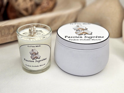 Bougie La P'tite Classique et Bougie La Classique - Bougie Artisanale Naturelle parfum Orchidée Blanche, vues 3/4 face. Un parfum floral et raffiné d'orchidée blanche, apportant une ambiance élégante et apaisante, parfaite pour illuminer votre intérieur. | La P'tite Mèche - Laptitemeche.com