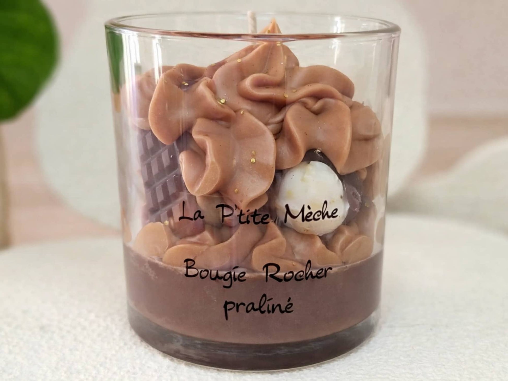 Grande bougie 190g parfum Rocher Praliné, vue de face avec étiquette, dôme de cire fouettée chocolat et décor praliné fait main.