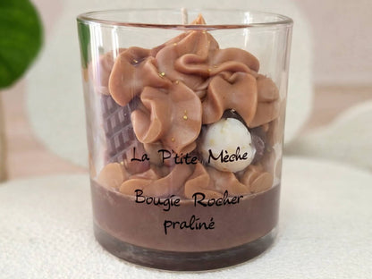 Grande bougie 190g parfum Rocher Praliné, vue de face avec étiquette, dôme de cire fouettée chocolat et décor praliné fait main.