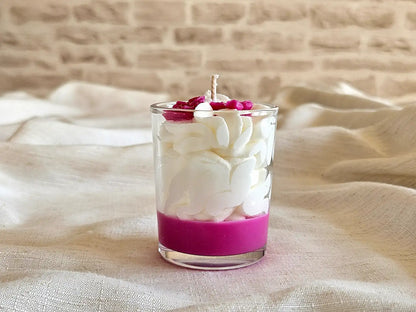 Vue arrière d'une bougie rose fuchsia en cire végétale garantie sans paraffine et sans substances CMR.