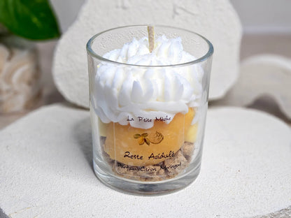 Grande bougie 190g façon tarte au citron meringuée, base biscuitée en cire et chantilly blanche aérienne, parfum de Grasse intense.