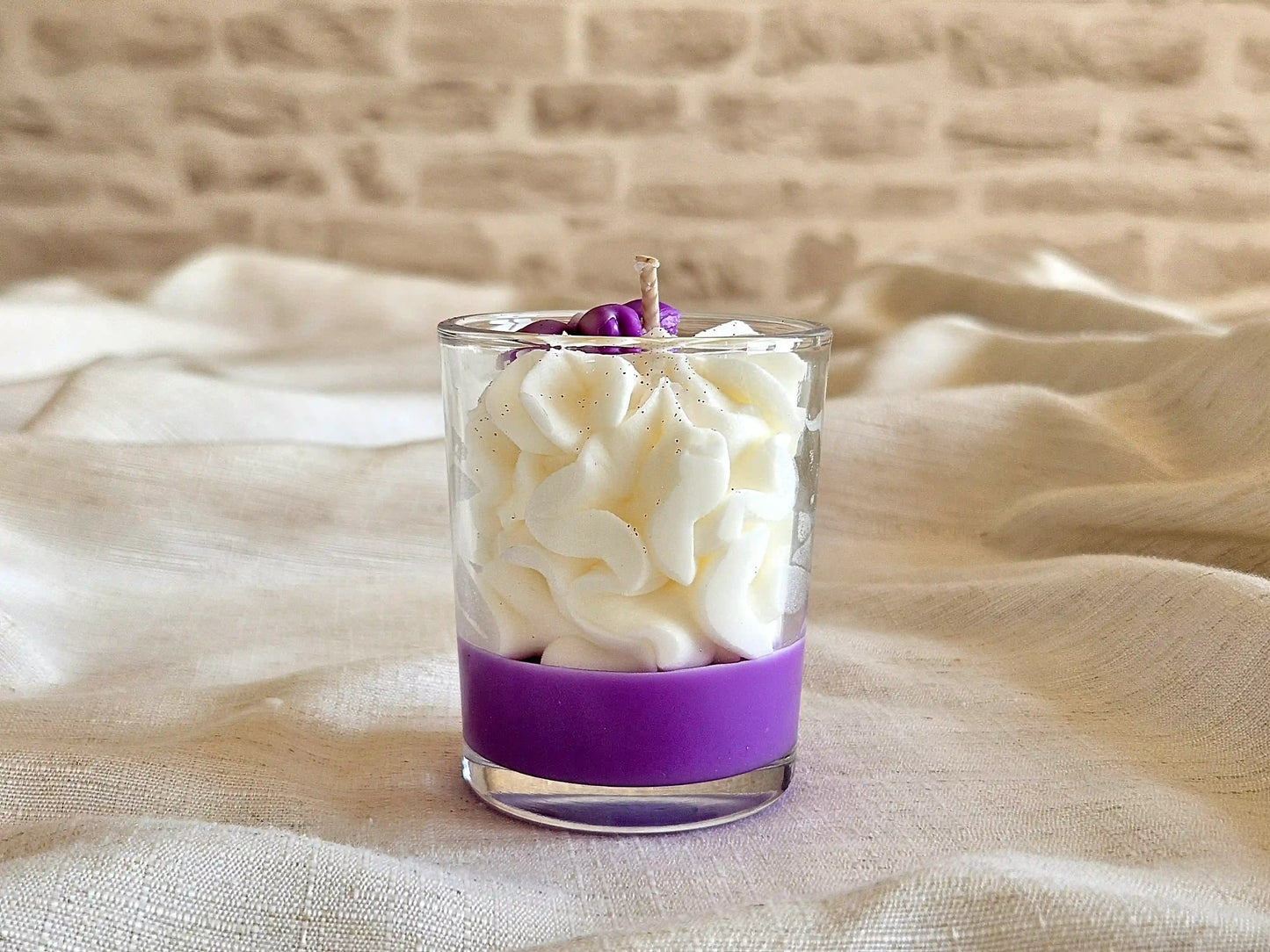 Bougie végétale à la Violette sans substances CMR, vue sur la cire violette de haute qualité.