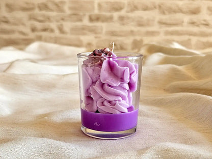 Bougie végétale au Lilas sans paraffine, vue sur la cire violette coulée à la main.