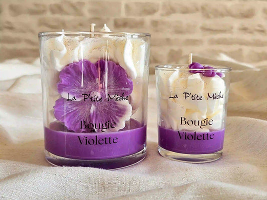 Duo de bougies artisanales à la Violette, base violette intense et chantilly de soja blanche.