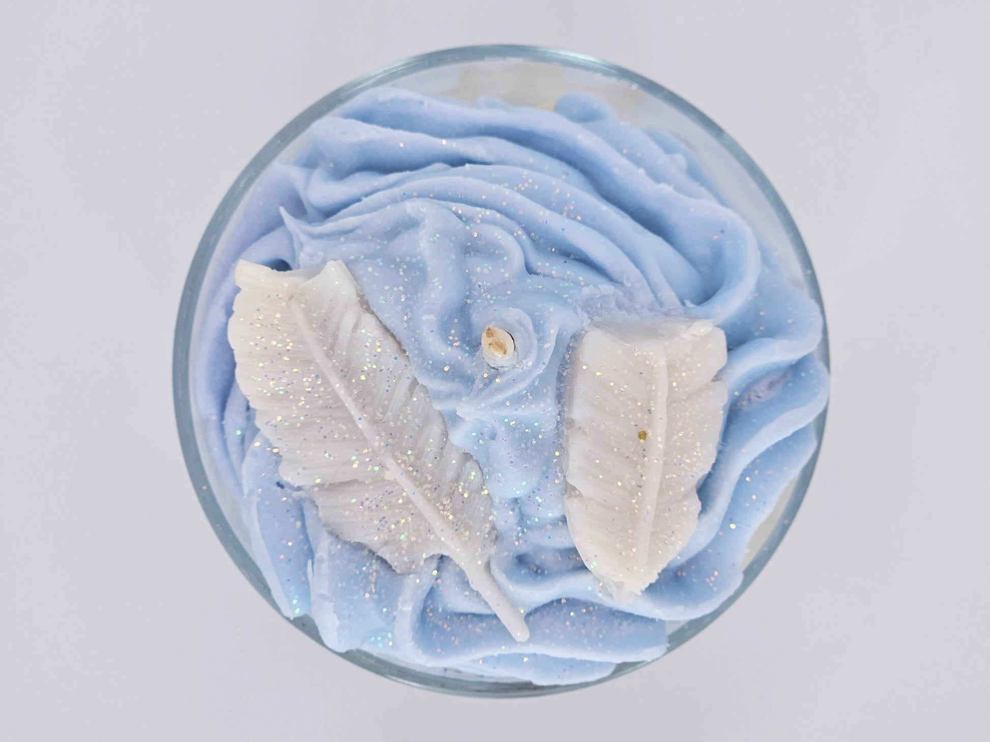 Bougie gourmande artisanale fleur de coton Imparfaite, vue du dessus avec décor nuage bleu et blanc en cire végétale