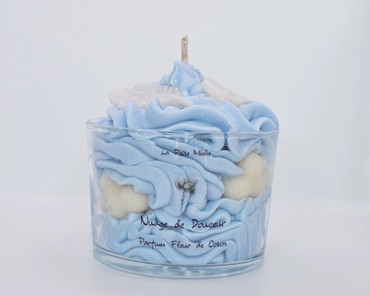 Bougie gourmande artisanale fleur de coton Imaprfait, décor nuage bleu et blanc en cire végétale