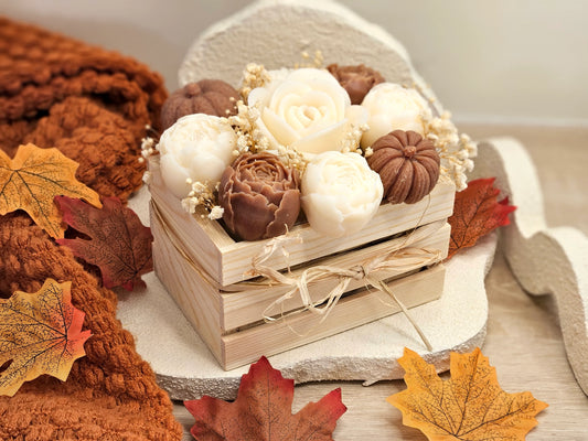 Bouquet de fondants Citrouille blanche ambrée – Vue 3/4 haut montrant la forme de fleurs et décorations séchées dans la caisse en bois