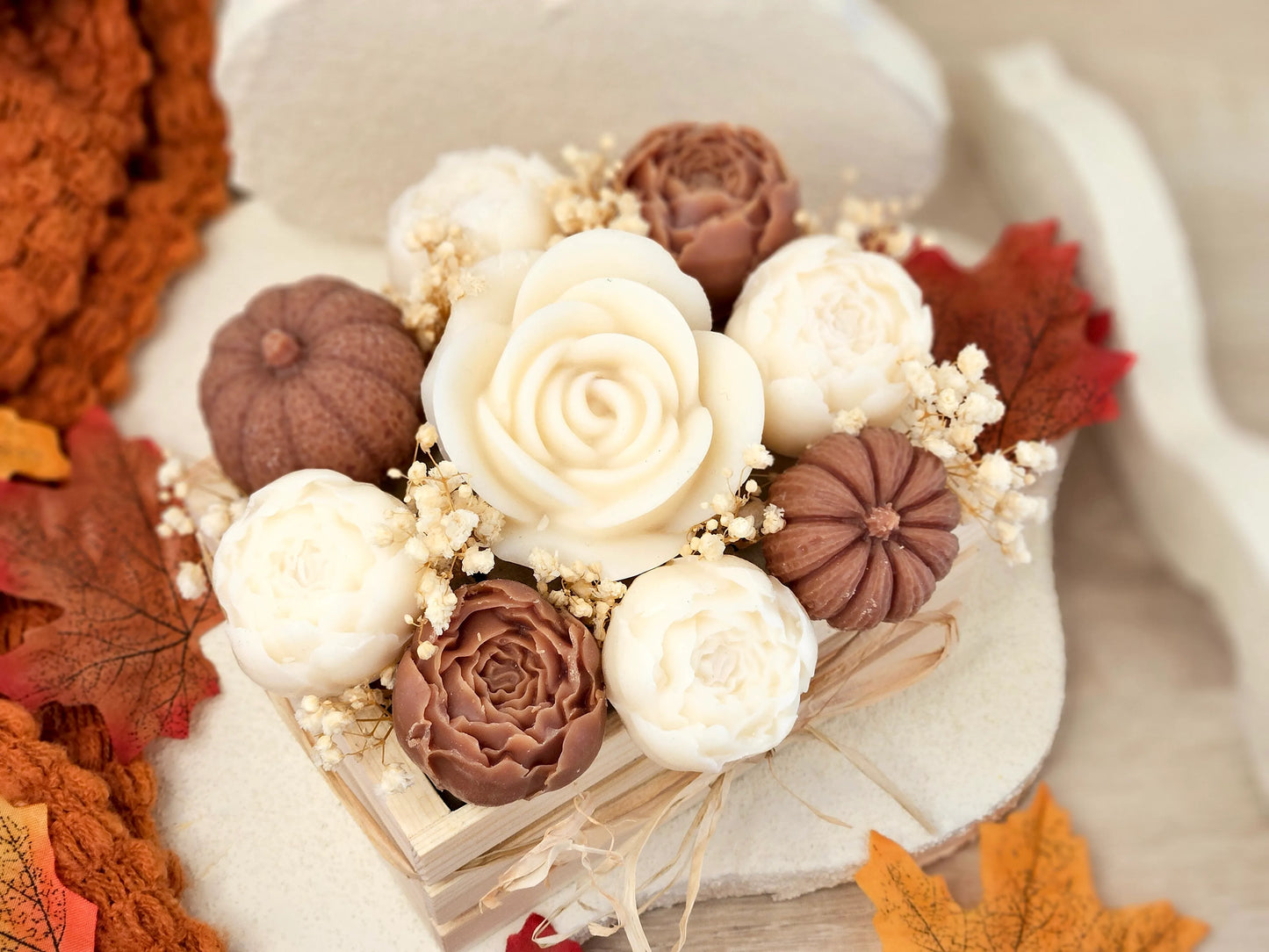 Bouquet de fondants Citrouille blanche ambrée vue du dessus – Détails des fleurs parfumées et fleurs séchées dans la caisse en bois