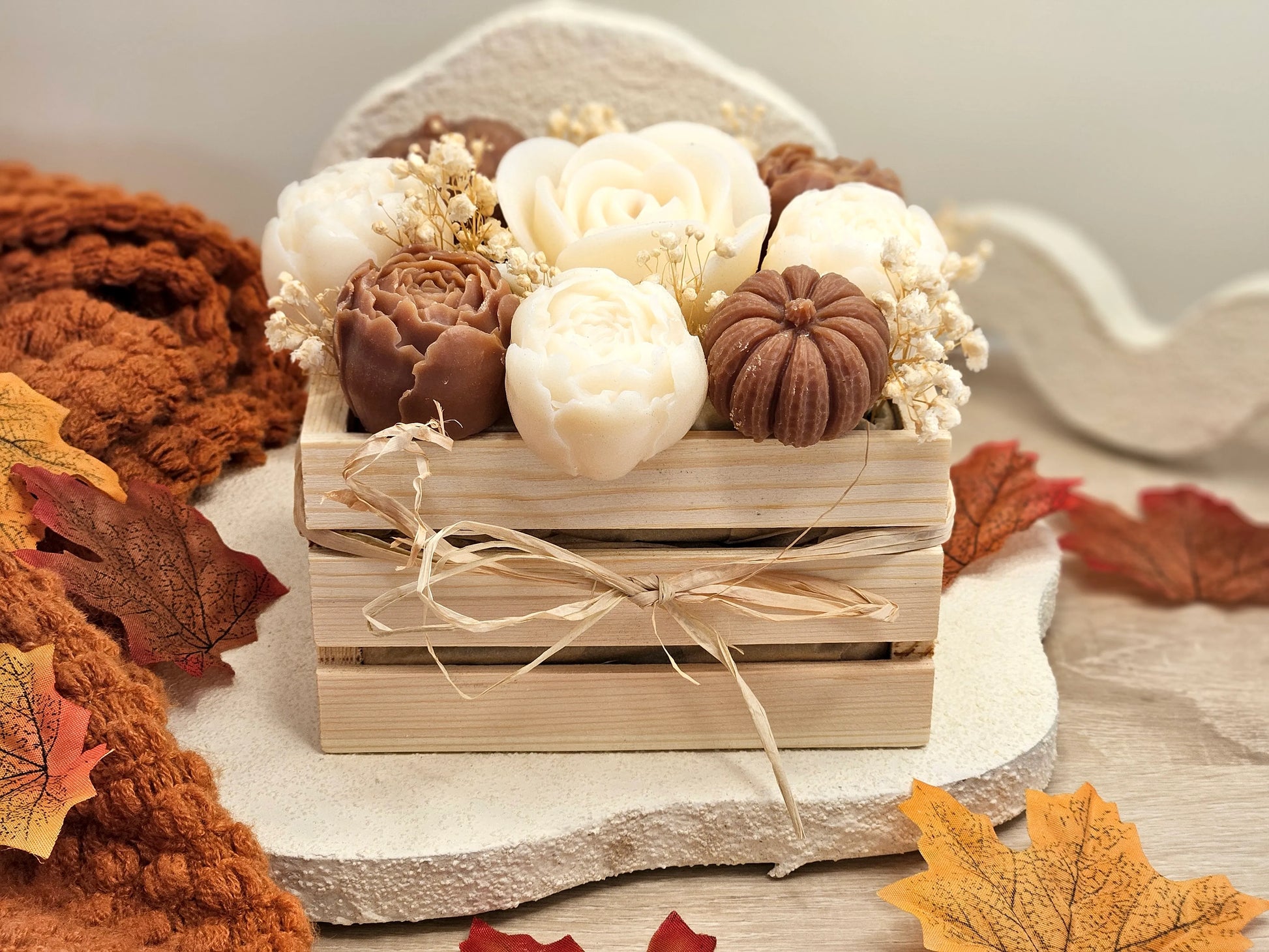 Bouquet de fondants parfumés Citrouille blanche ambrée – Vue de face avec fleurs séchées dans une caisse en bois