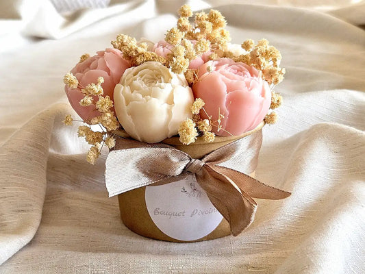 Gros plan sur le Bouquet Pivoine de La P'tite Mèche, composé de fondants parfumés en forme de fleurs roses et blanches en cire d'olive