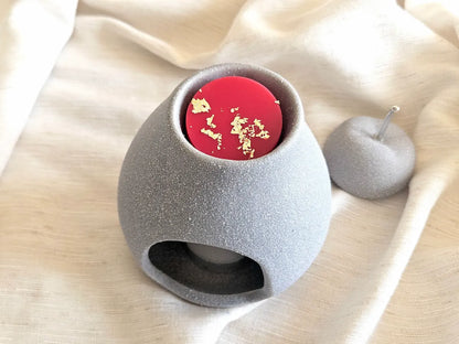 Fondant végétal rouge Rhubarbe Fraise déposé dans un brûleur de parfum en ciment gris, idéal pour une ambiance fruitée.