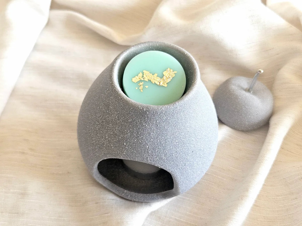 Fondant végétal Menthe Basilic disposé dans un brûle-parfum en ciment gris, idéal pour une ambiance fraîche et aromatique.