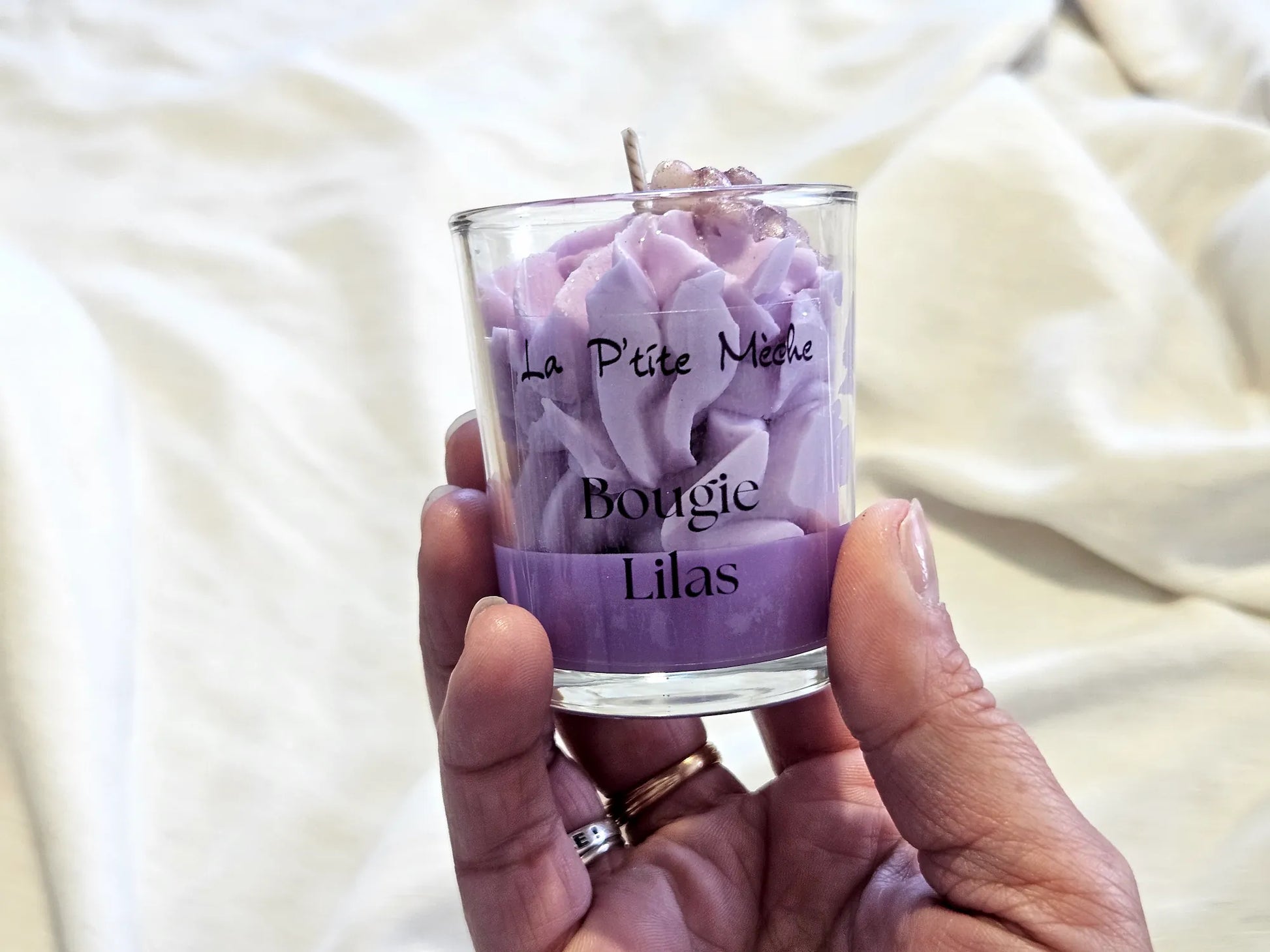 Petite bougie Lilas tenue en main, idée cadeau artisanat français sans CMR ni phtalates.