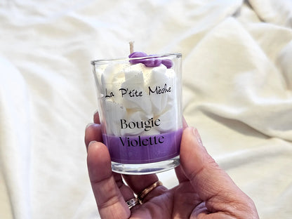 Petite bougie Violette tenue en main, idée cadeau artisanat français éco-responsable.