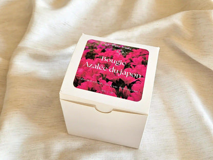 Coffret prestige pour la bougie Bouddha Azalée du Japon, emballage soigné pour expédition sécurisée.