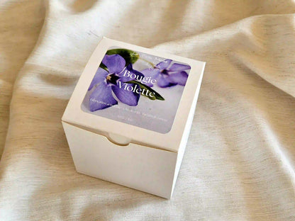Coffret cadeau premium pour bougie Violette, fabrication 100% artisanale et française.