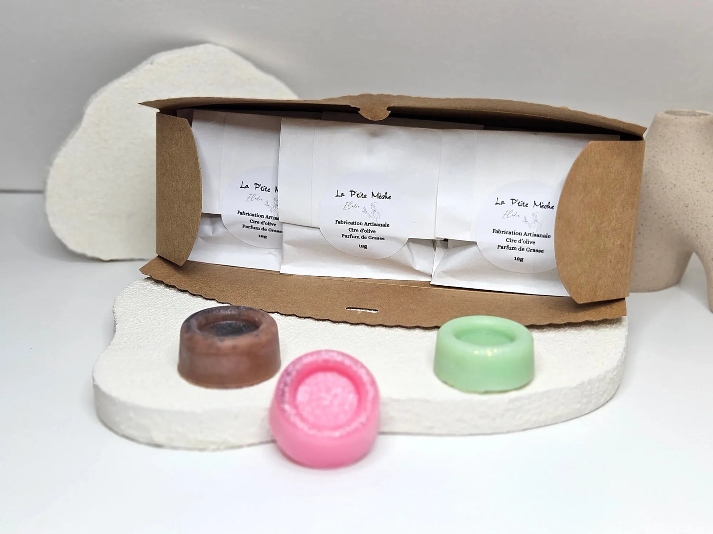 Coffret ouvert Étreinte Pure dévoilant des fondants artisanaux aux parfums de Grasse de haute qualité.