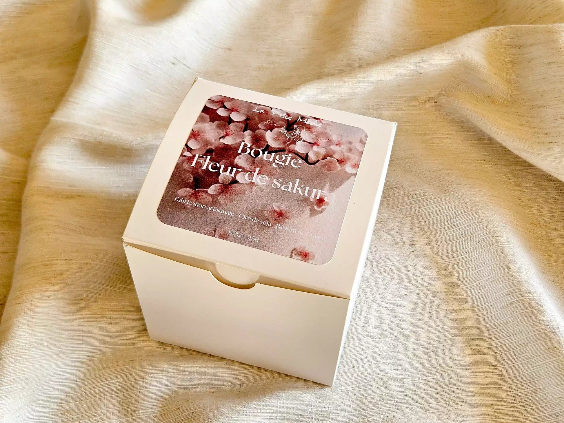 Coffret prestige pour bougie Fleur de Sakura 190g, emballage cadeau protecteur et look premium.