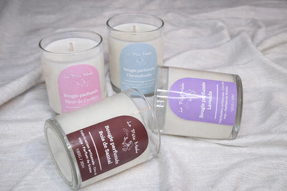 Assortiment de bougies artisanales La P'tite Mèche : Fleur de Cerisier, Chèvrefeuille, Lavande et Bois de Santal sur tissu lin, fabrication française cire de soja