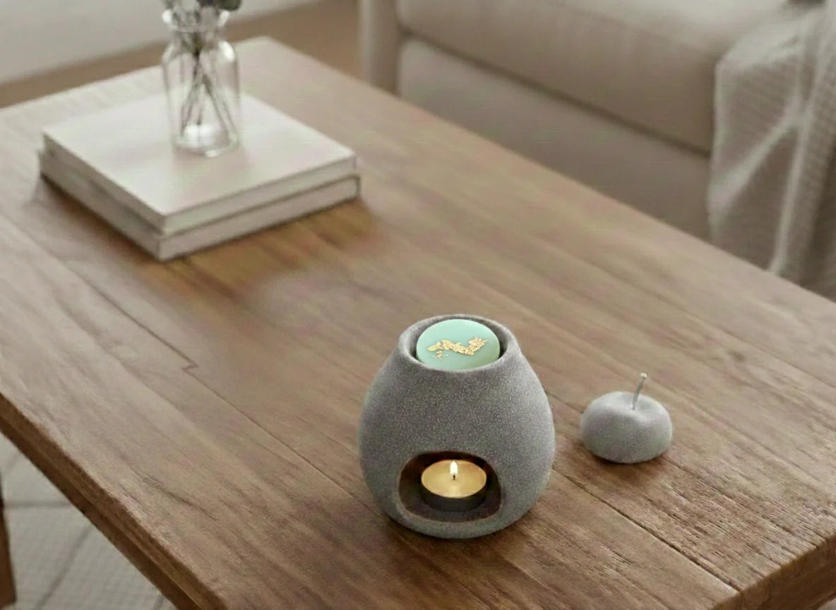 Brûleur de parfum actif sur une table en bois, diffusant une fragrance de menthe fraîche et de basilic dans un salon lumineux.